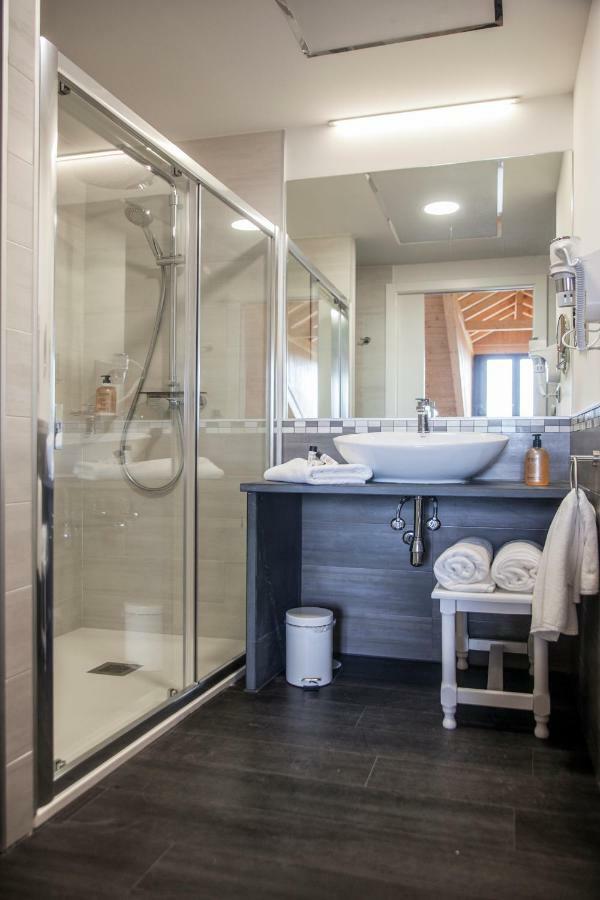 The Rock Suites & Spa Congosto Exterior photo